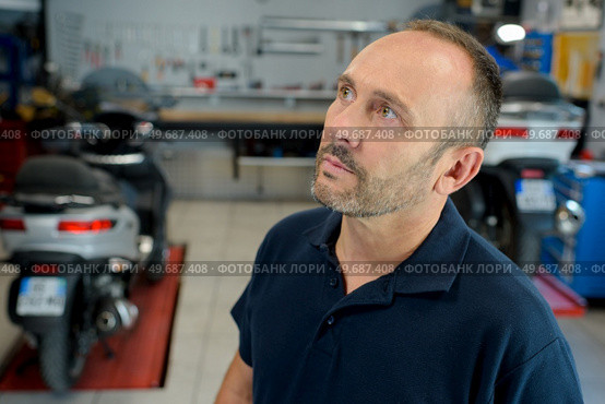 handsome mature man at the motorbike store. Стоковое фото, агентство Ingram Publishing / Фотобанк Лори