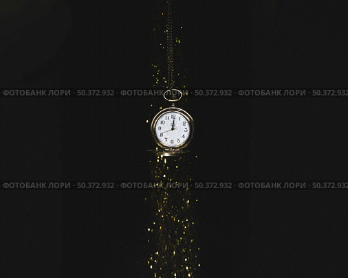 hanging pocket watch falling sequins. Стоковое фото, агентство Ingram Publishing / Фотобанк Лори
