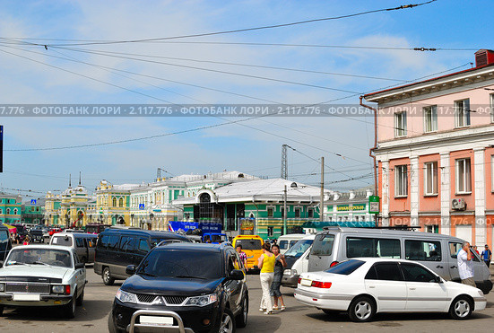 "Хаотичная" парковка на привокзальной площади Иркутска. Редакционное фото, фотограф Виктор Никитин / Фотобанк Лори