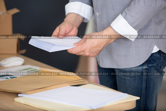happy corrupted businessman accepting bribe. Стоковое фото, агентство Ingram Publishing / Фотобанк Лори