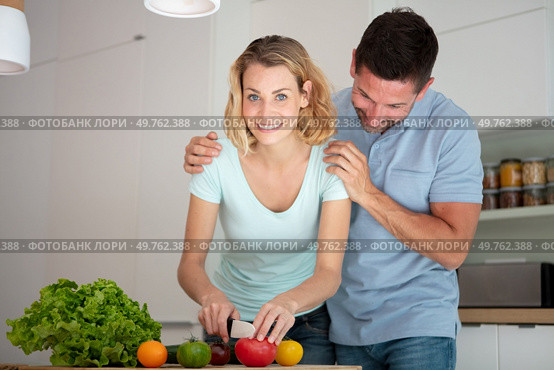 happy couple cooking vegetables together. Стоковое фото, агентство Ingram Publishing / Фотобанк Лори