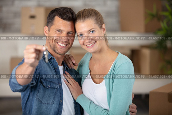 happy couple showing keys of their new home. Стоковое фото, агентство Ingram Publishing / Фотобанк Лори