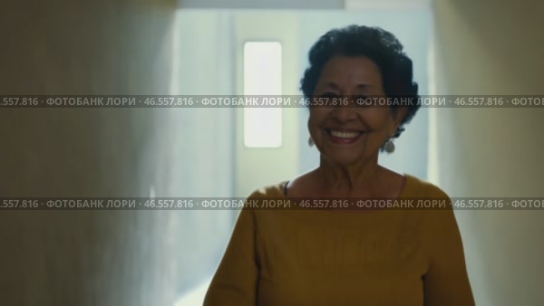 Happy, face and elderly caucasian woman in yellow sweater on sofa to relax at home or grandma laughing freedom in retirement. Portrait, elderly smile living room, home or thinking about good memory. Стоковое видео, видеограф ALLA YURTAYEVA / Фотобанк Лори
