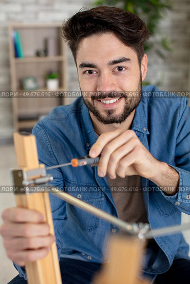 happy man and do it yourself furniture assembly. Стоковое фото, агентство Ingram Publishing / Фотобанк Лори