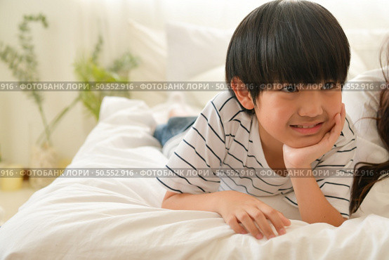 Happy moments when boy wake up in the morning. Have fun with mom before eating breakfast. Стоковое фото, агентство Ingram Publishing / Фотобанк Лори