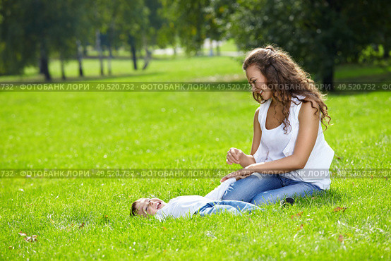 Happy mum with son on a lawn in park. Стоковое фото, агентство Ingram Publishing / Фотобанк Лори