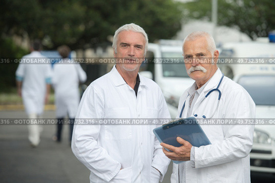 happy smiling senior doctors outdoors. Стоковое фото, агентство Ingram Publishing / Фотобанк Лори
