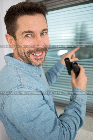 happy suspicious skeptic and confused man with binoculars. Стоковое фото, агентство Ingram Publishing / Фотобанк Лори