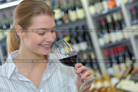 happy to smell the wine. Стоковое фото, агентство Ingram Publishing / Фотобанк Лори