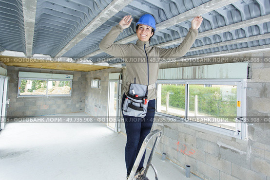 happy woman builder at work. Стоковое фото, агентство Ingram Publishing / Фотобанк Лори