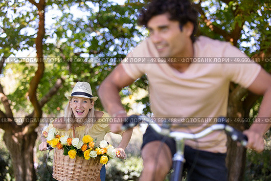 happy woman chasing his boyfriend. Стоковое фото, агентство Ingram Publishing / Фотобанк Лори