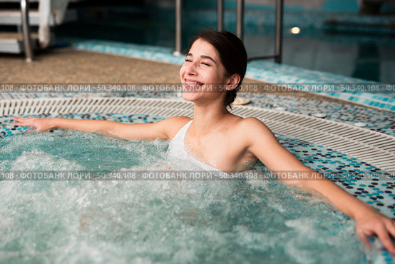 happy woman enjoying spa hot tub. Стоковое фото, агентство Ingram Publishing / Фотобанк Лори