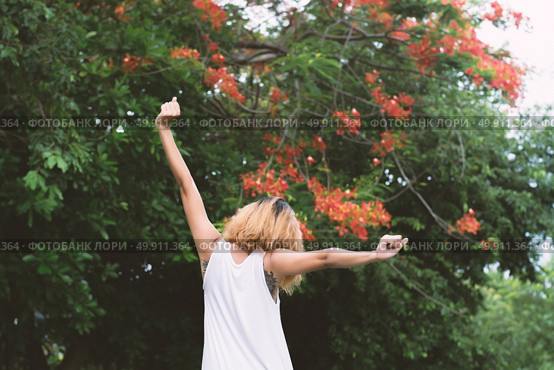 happy woman standing stretch her arms in the air. Enjoy fresh air. Стоковое фото, агентство Ingram Publishing / Фотобанк Лори