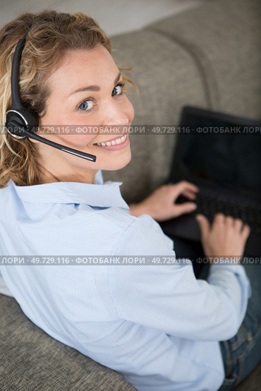 happy young woman working from home. Стоковое фото, агентство Ingram Publishing / Фотобанк Лори