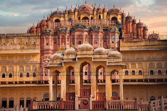 Hawa Mahal  is a harem in the palace complex of the Jaipur Maharaja, built of pink sandstone in the form of the crown of Krishna. Hawa Mahal. Стоковое фото, агентство Ingram Publishing / Фотобанк Лори