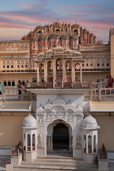 Hawa Mahal  is a harem in the palace complex of the Jaipur Maharaja, built of pink sandstone in the form of the crown of Krishna. Стоковое фото, агентство Ingram Publishing / Фотобанк Лори