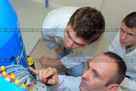 he is pointing a small part. Стоковое фото, агентство Ingram Publishing / Фотобанк Лори