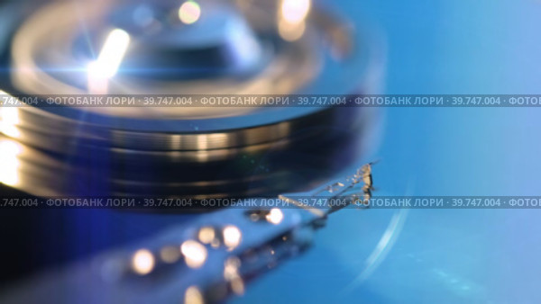 Head of the hard disk drive trying to read lost data from surface of the disk. Стоковое видео, видеограф Олег Грач / Фотобанк Лори