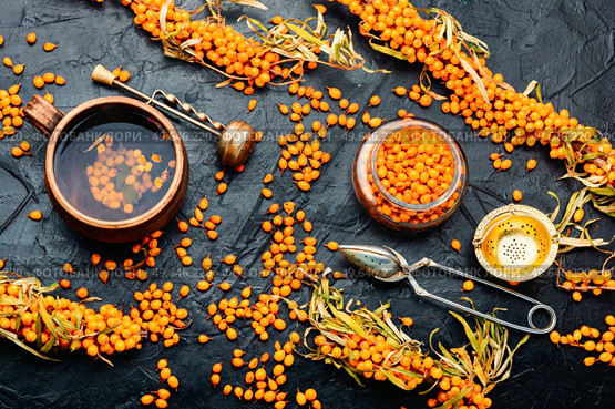 Healthy autumn tea, homemade tea with fresh sea buckthorn. Vitamin tea with sea buckthorn. Стоковое фото, агентство Ingram Publishing / Фотобанк Лори