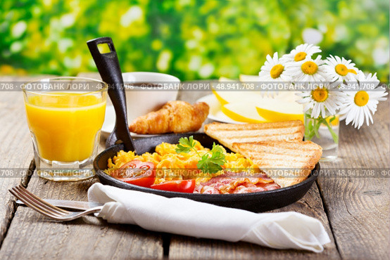 healthy breakfast with scrambled eggs, juice and fruits on wooden background. Стоковое фото, агентство Ingram Publishing / Фотобанк Лори