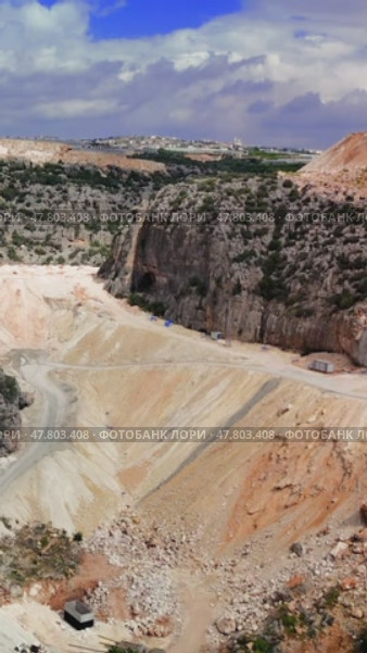 Heavy machinery excavating mountain terrain, constructing railway tunnel and concrete viaduct in rugged turkish valley landscape. Стоковое видео, видеограф ILIA GOROKHOV / Фотобанк Лори