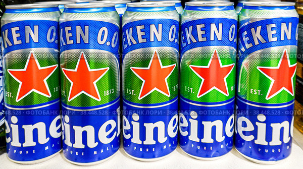 Heineken alcoholic canned beer ready for sale on the shelf (2022 год). Редакционное фото, фотограф FotograFF / Фотобанк Лори