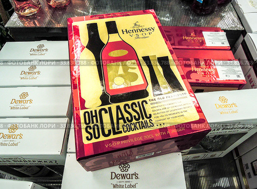 Hennessy cognac ready for sale on the shelf in supermarket (2019 год). Редакционное фото, фотограф FotograFF / Фотобанк Лори