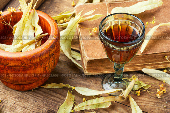 Herbal medicine.Healing tincture or decoction of linden flowers. Healing tincture of linden. Стоковое фото, агентство Ingram Publishing / Фотобанк Лори