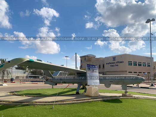 Hermes 450 - multipurpose high performance tactical UAS installed in front of the Air Force College in Beer Sheva (2022 год). Редакционное фото, фотограф Irina Opachevsky / Фотобанк Лори