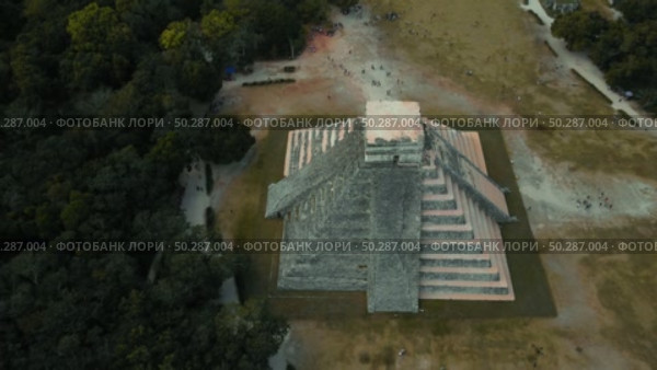 High-Angle Aerial View Chichen Itza Pyramid El Castillo. Стоковое видео, видеограф Поскребышев Михаил / Фотобанк Лори