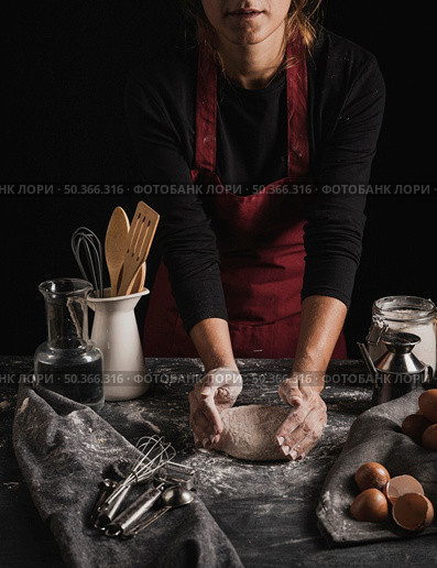 high angle baker kneading dough. Стоковое фото, агентство Ingram Publishing / Фотобанк Лори