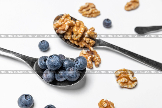 high angle blueberries walnuts spoons. Стоковое фото, агентство Ingram Publishing / Фотобанк Лори