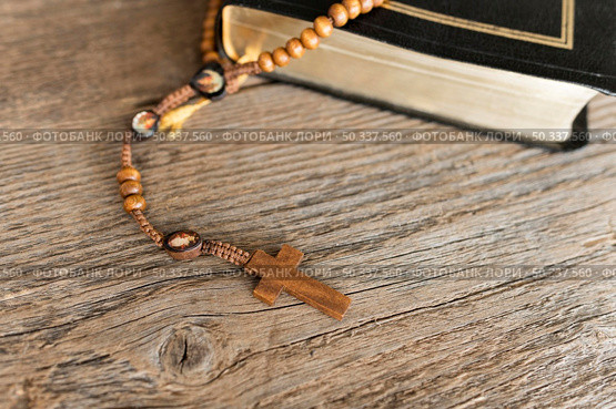 high angle cross rosary with holy book. Стоковое фото, агентство Ingram Publishing / Фотобанк Лори