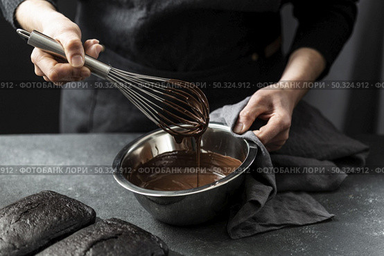 high angle pastry chef preparing chocolate cake. Стоковое фото, агентство Ingram Publishing / Фотобанк Лори