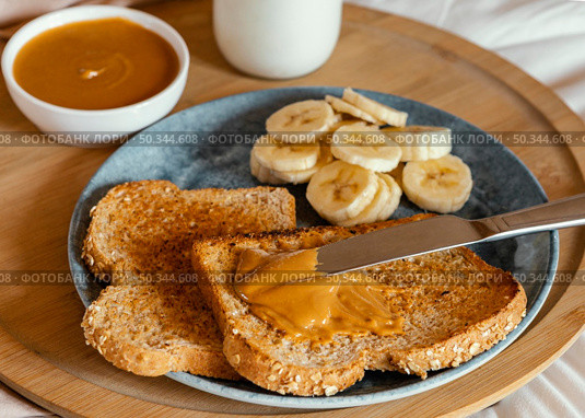 high angle peanut butter bread slice. Стоковое фото, агентство Ingram Publishing / Фотобанк Лори