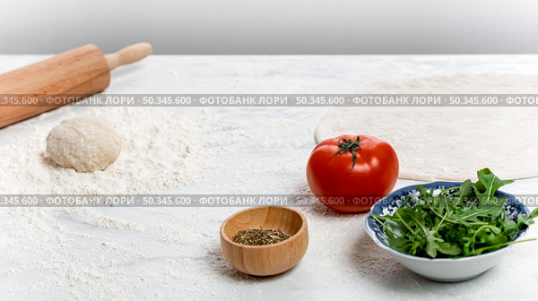 high angle pizza dough ingredients. Стоковое фото, агентство Ingram Publishing / Фотобанк Лори