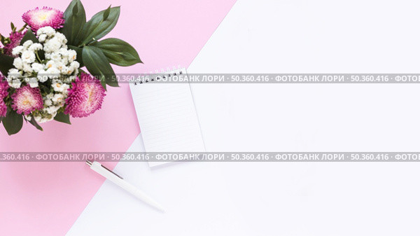 high angle view spiral notepad pen bunch flowers dual background. Стоковое фото, агентство Ingram Publishing / Фотобанк Лори