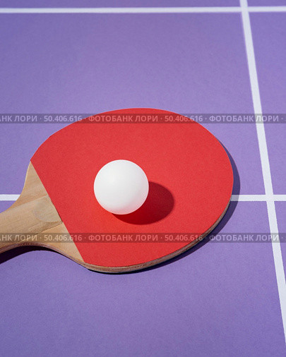high angle white ball ping pong paddle. Стоковое фото, агентство Ingram Publishing / Фотобанк Лори