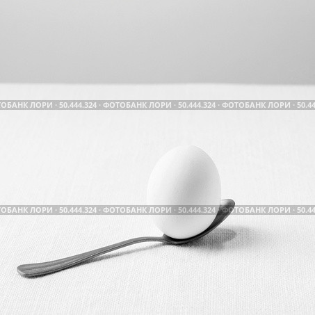 high angle white egg teaspoon. Стоковое фото, агентство Ingram Publishing / Фотобанк Лори