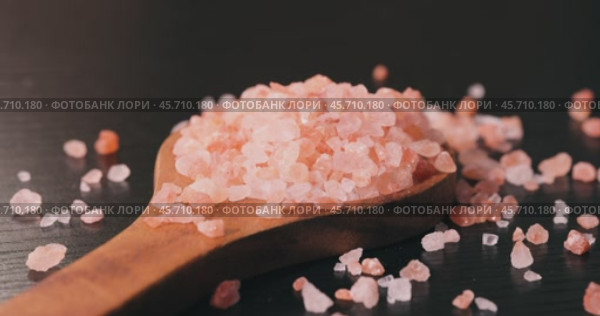Himalayan pink salt in a wooden is used to flavor food. Due mainly to marketing costs, pink Himalayan salt is up to twenty times more expensive than table or sea salt. Стоковое видео, видеограф Андрей Армягов / Фотобанк Лори