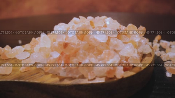 Himalayan pink salt in a wooden is used to flavor food. Due mainly to marketing costs, pink Himalayan salt is up to twenty times more expensive than table or sea salt. Стоковое видео, видеограф Андрей Армягов / Фотобанк Лори