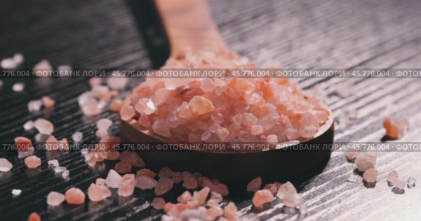 Himalayan pink salt in a wooden is used to flavor food. Due mainly to marketing costs, pink Himalayan salt is up to twenty times more expensive than table or sea salt. Стоковое видео, видеограф Андрей Армягов / Фотобанк Лори