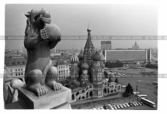 Химера на Спасской башне Московского Кремля. Стоковое фото, фотограф Борис Кавашкин / Фотобанк Лори