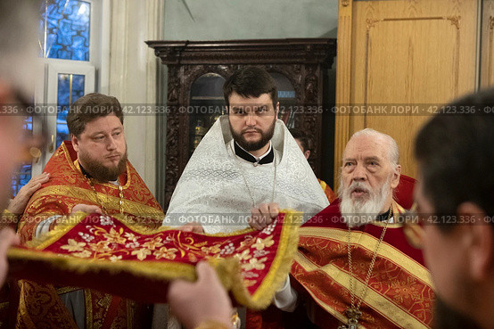 Хиротония диакона Леонида Вадимовича Певень во пресвитера в Николо-Архангельском храме Балашихи (2024 год). Редакционное фото, фотограф Дмитрий Неумоин / Фотобанк Лори
