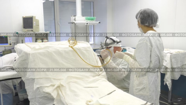 Хирургия. Доктор проводит операцию. Surgery. The doctor performs surgery. (2019 год). Редакционное видео, видеограф Евгений Романов / Фотобанк Лори