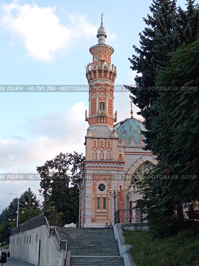 Historic Mukhtarov Mosque on Terek River embankment, Vladikavkaz, North Ossetia, Russia. Стоковое фото, фотограф Светлана Леуто / Фотобанк Лори