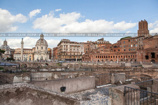 Historical place of Rome. View of Roman Forum, focus on Saturn’s Temple in foreground. Ancient roman ruins in Rome, Italy.. Rome City at sunny day. Стоковое фото, агентство Ingram Publishing / Фотобанк Лори