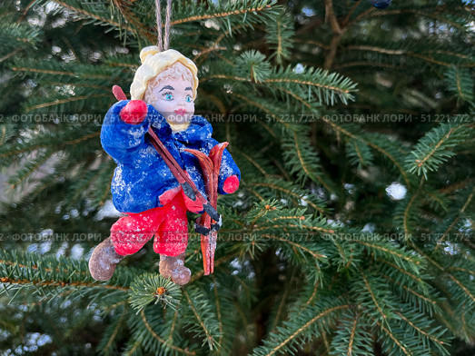Хобби. Елочные игрушки из ваты. Мальчик с лыжами. Hobby. Christmas tree toys made of cotton wool.The boy with the skis. Редакционное фото, фотограф Александр Рыбалка / Фотобанк Лори
