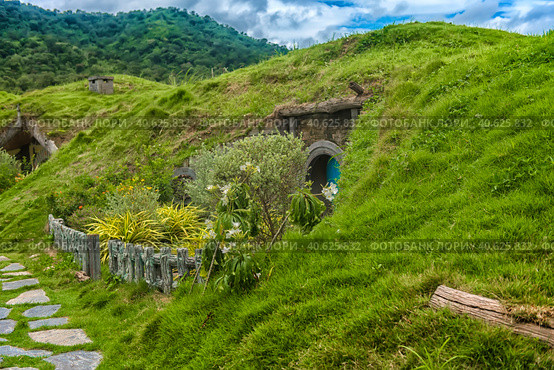 Hobbit door of hobbit hole in Hobbiton (2018 год). Редакционное фото, фотограф Анна Кривицкая / Фотобанк Лори