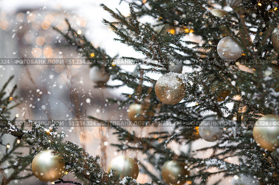 Holiday Christmas tree decorations on a Christmas tree in Moscow. New Year's postcard 2026. Magical Christmas background. Стоковое фото, фотограф Photojuli / Фотобанк Лори